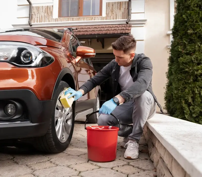 Lavage auto à domicile Bouvaincourt-sur-Bresle : professionnel intervenant sur un véhicule